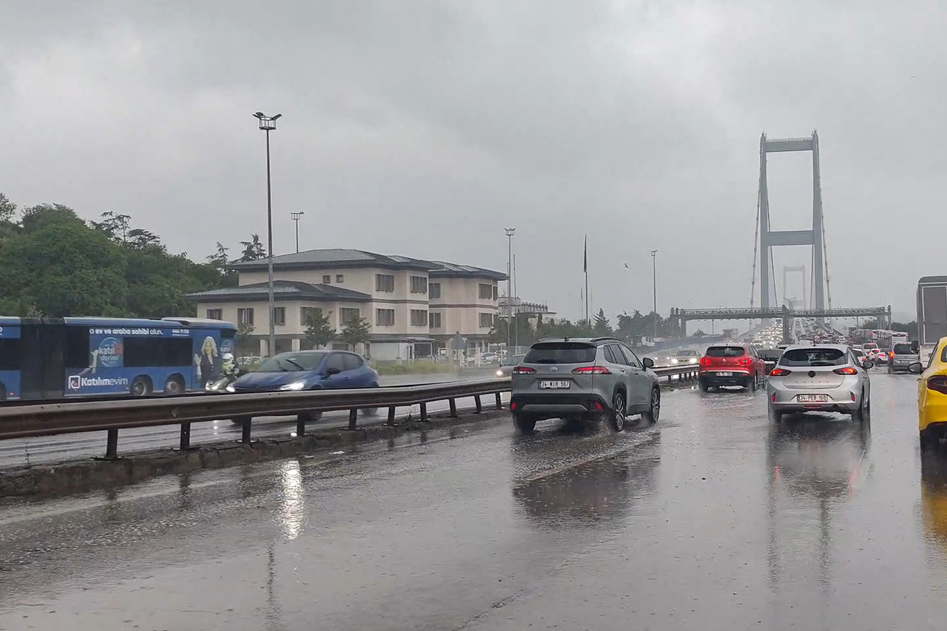 İstanbul'da sağanak etkili oldu: Trafik durma noktasına geldi