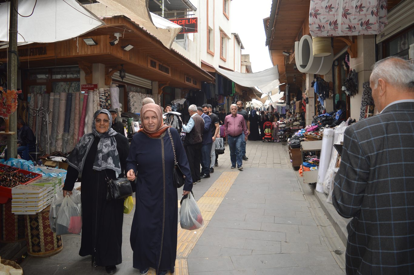 Helvacılar Çarşısı’nda bayram sessizliği: Esnaf arefe gününü bekliyor