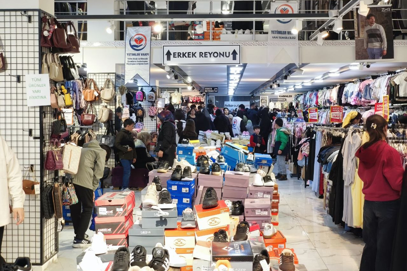 Yetimler Vakfı'ndan Van'da 300 yetim çocuğa bayramlık desteği