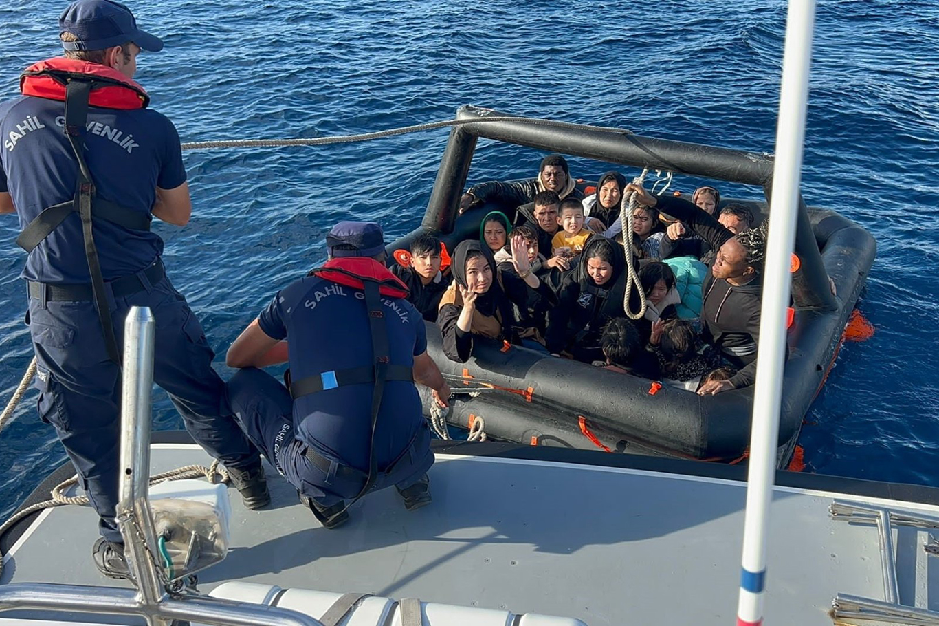 İzmir açıklarında 30 düzensiz göçmen yakalandı