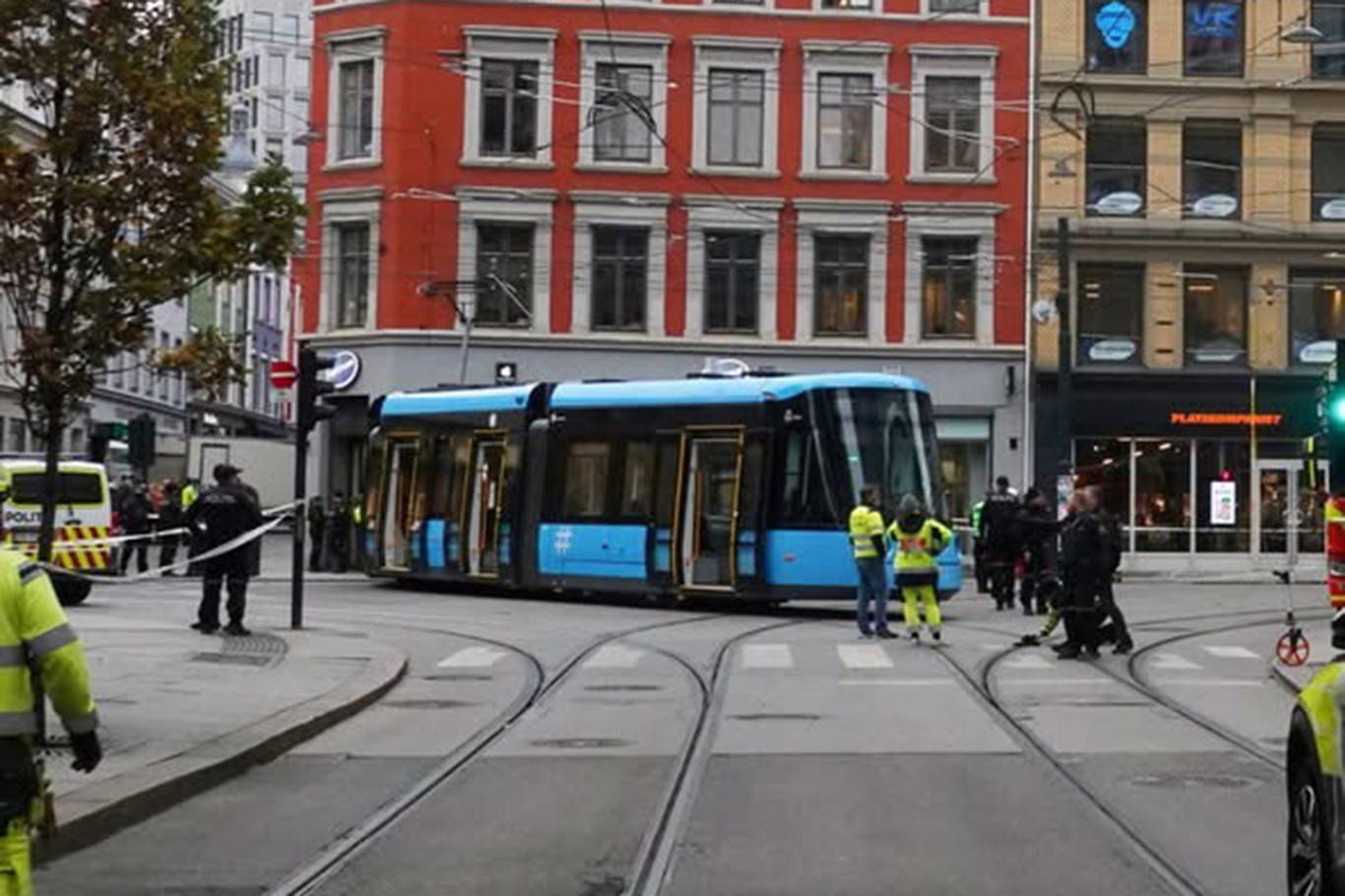 Sürücüsüz otobüs ilk seferinde tramvayla çarpıştı