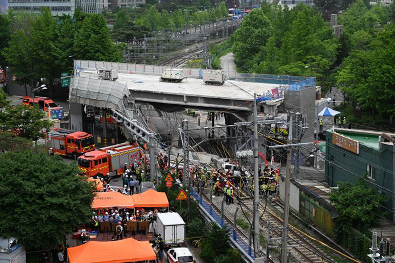 Güne Kore'de üst geçit çöktü: 3 ölü, 3 yaralı