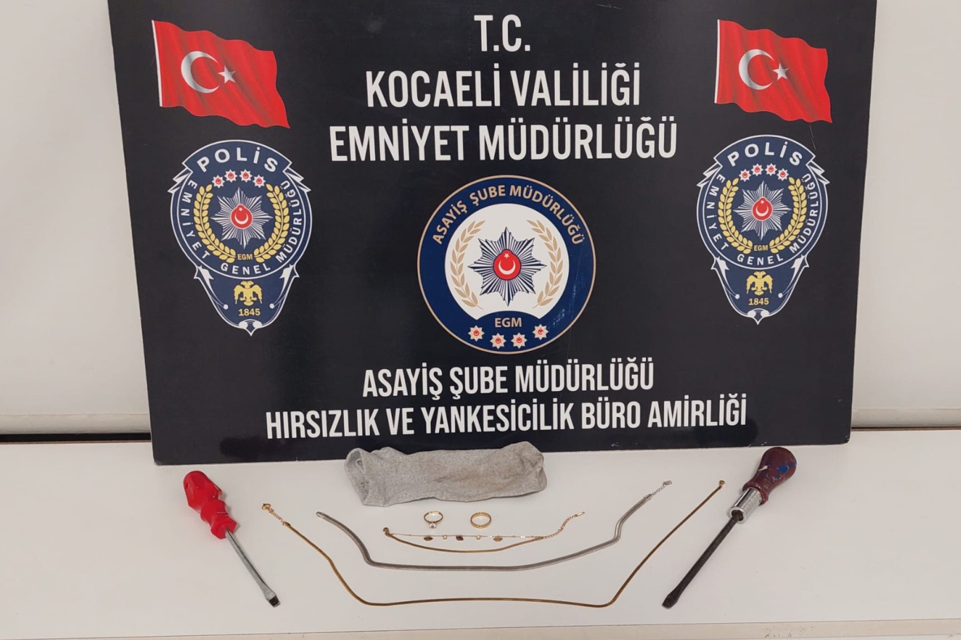 Kocaeli'de 2 şüpheli çalıntı ziynet eşyalarıyla yakalandı