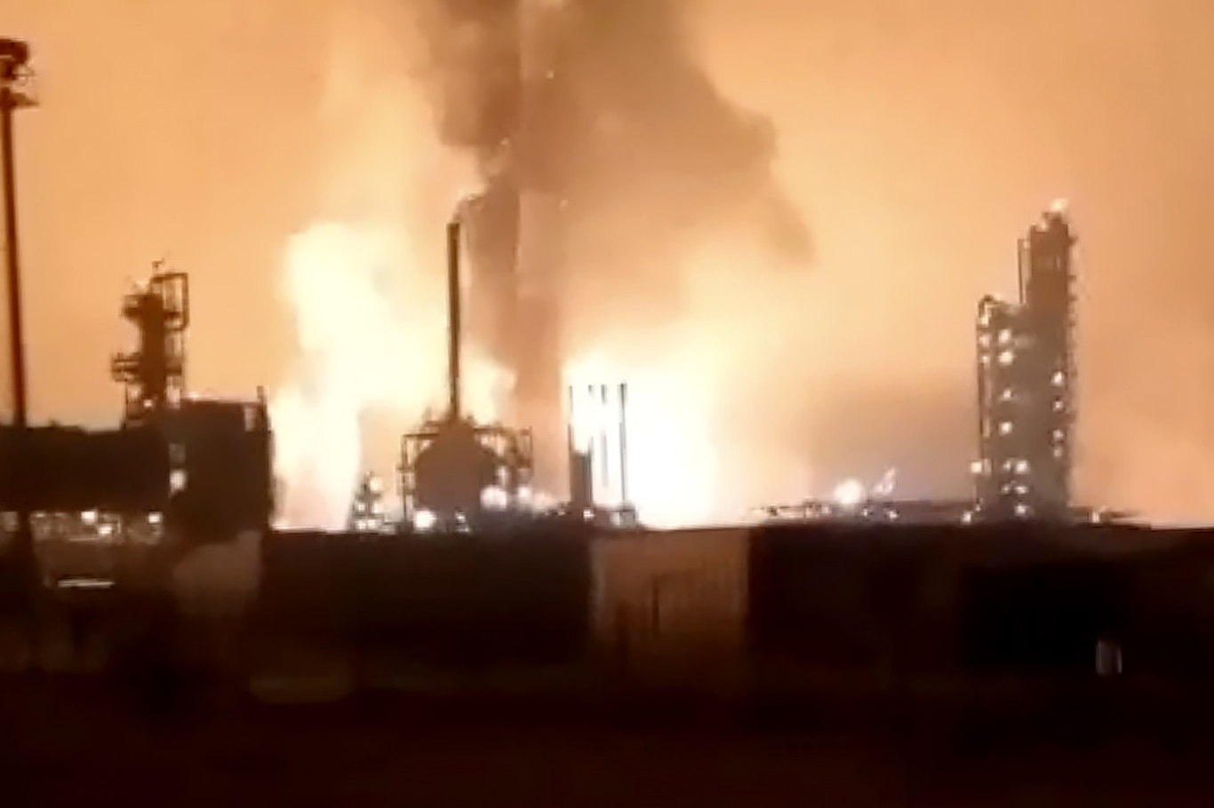 Ukrayna, Rusya’daki Saratov petrol rafinerisine saldırı düzenledi