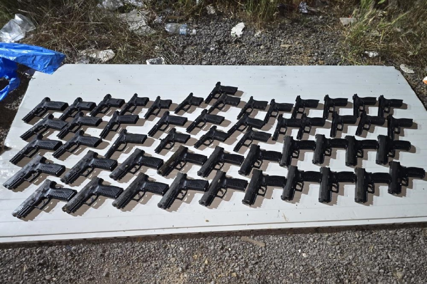 İstanbul'da kaçak silah operasyonu: 20 tabanca ele geçirildi