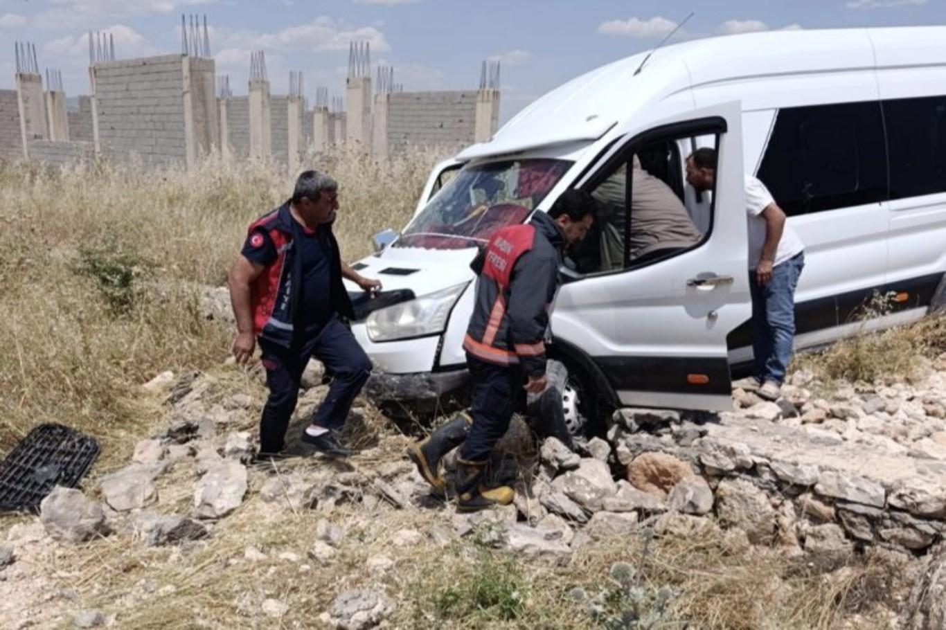 Mardin’de kontrolden çıkan minibüs şarampole uçtu: 2 yaralı