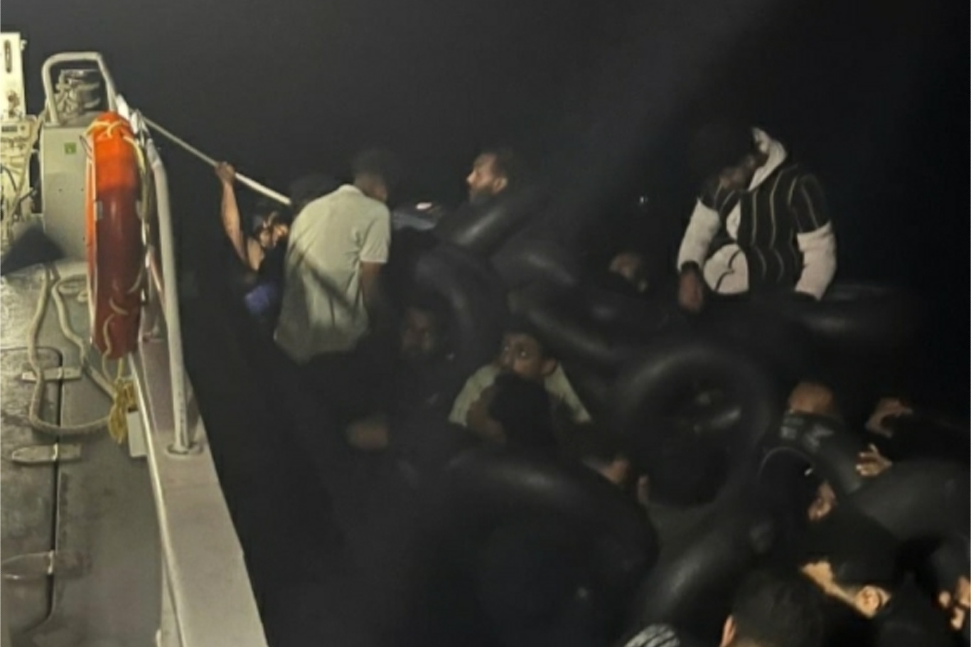 İzmir açıklarında 45 düzensiz göçmen yakalandı