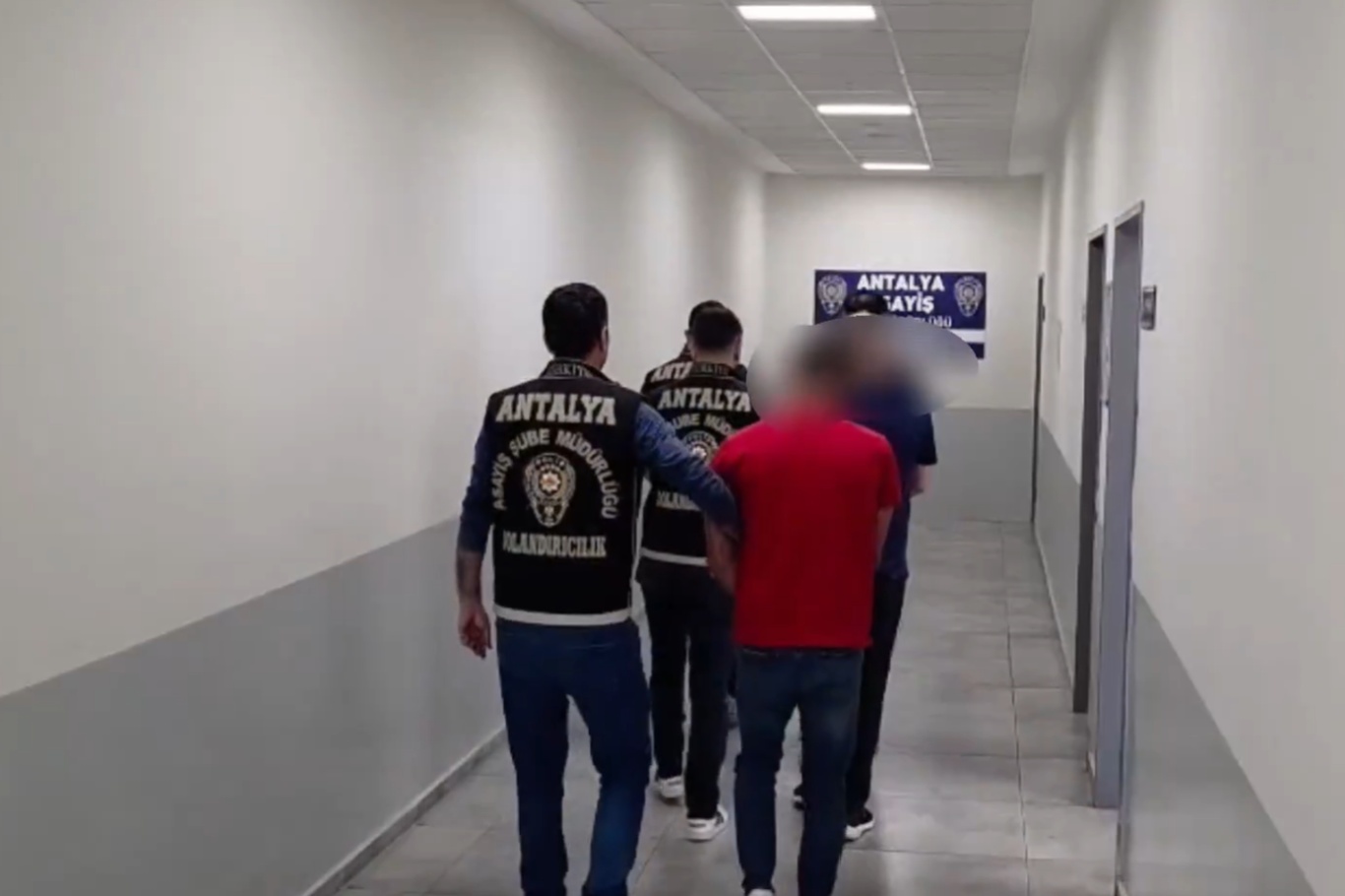 Karşılıksız çekle dolandırıcılık yapan 4 şüpheli tutuklandı