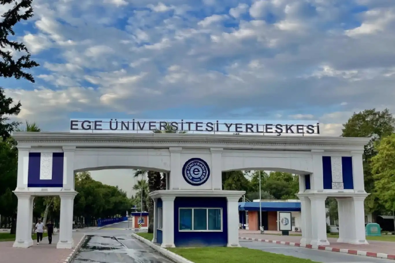 Ege Üniversitesi'nde yolsuzluk soruşturması: 27 kişi tutuklandı