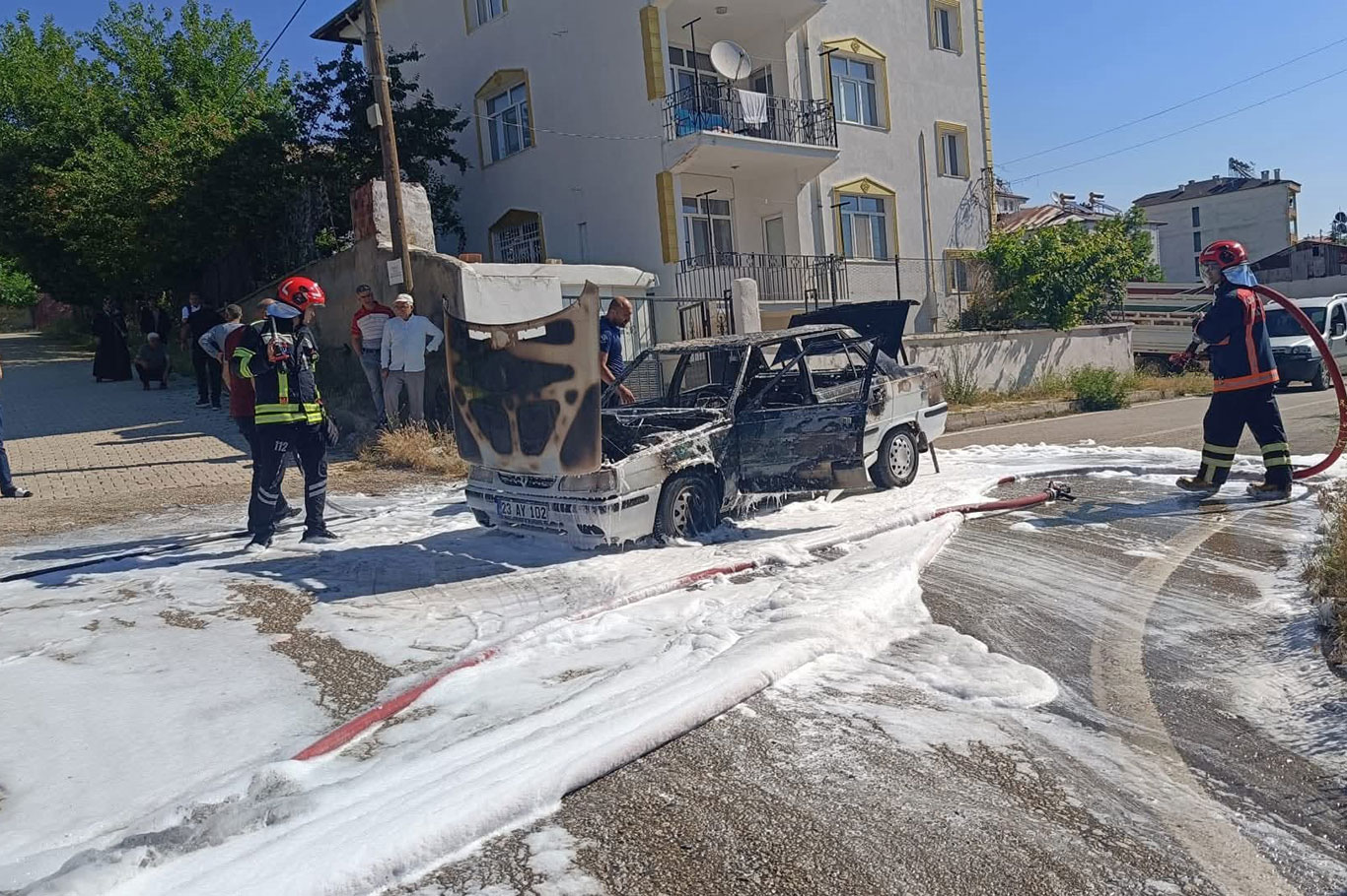 Elazığ'da seyir halindeki otomobil alev alev yandı