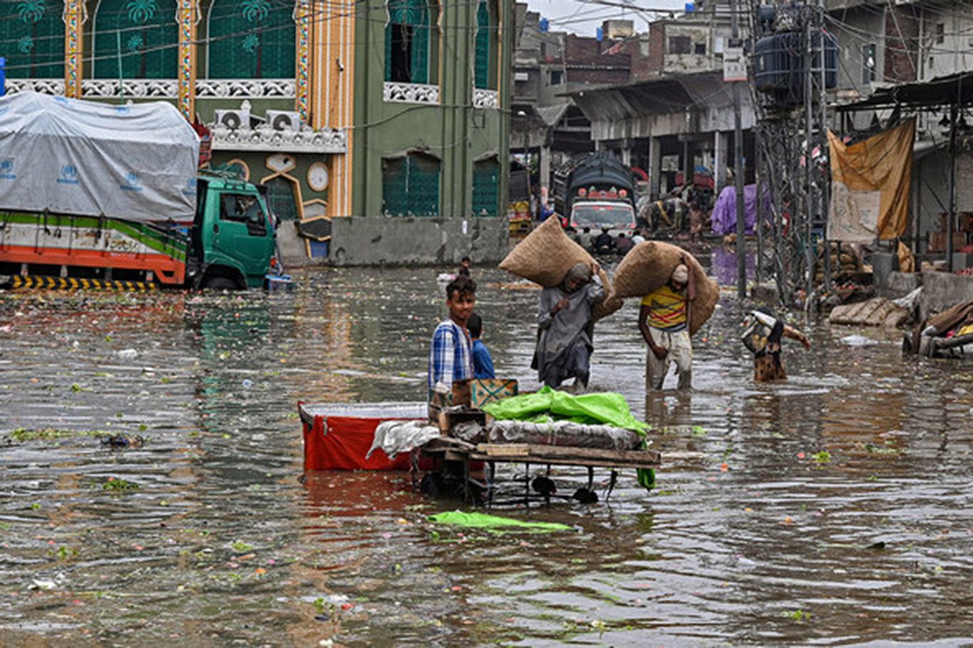 Pakistan'da şiddetli yağışlar etkili oluyor: 7 ölü, 33 yaralı