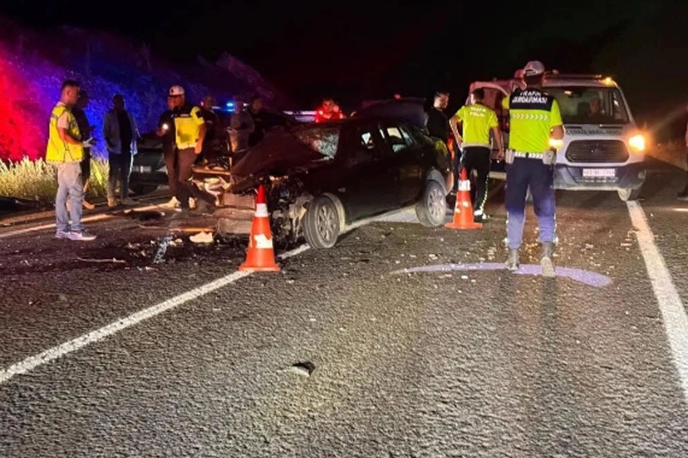 Şanlıurfa'da iki otomobil çarpıştı: 2 ölü, 6 yaralı