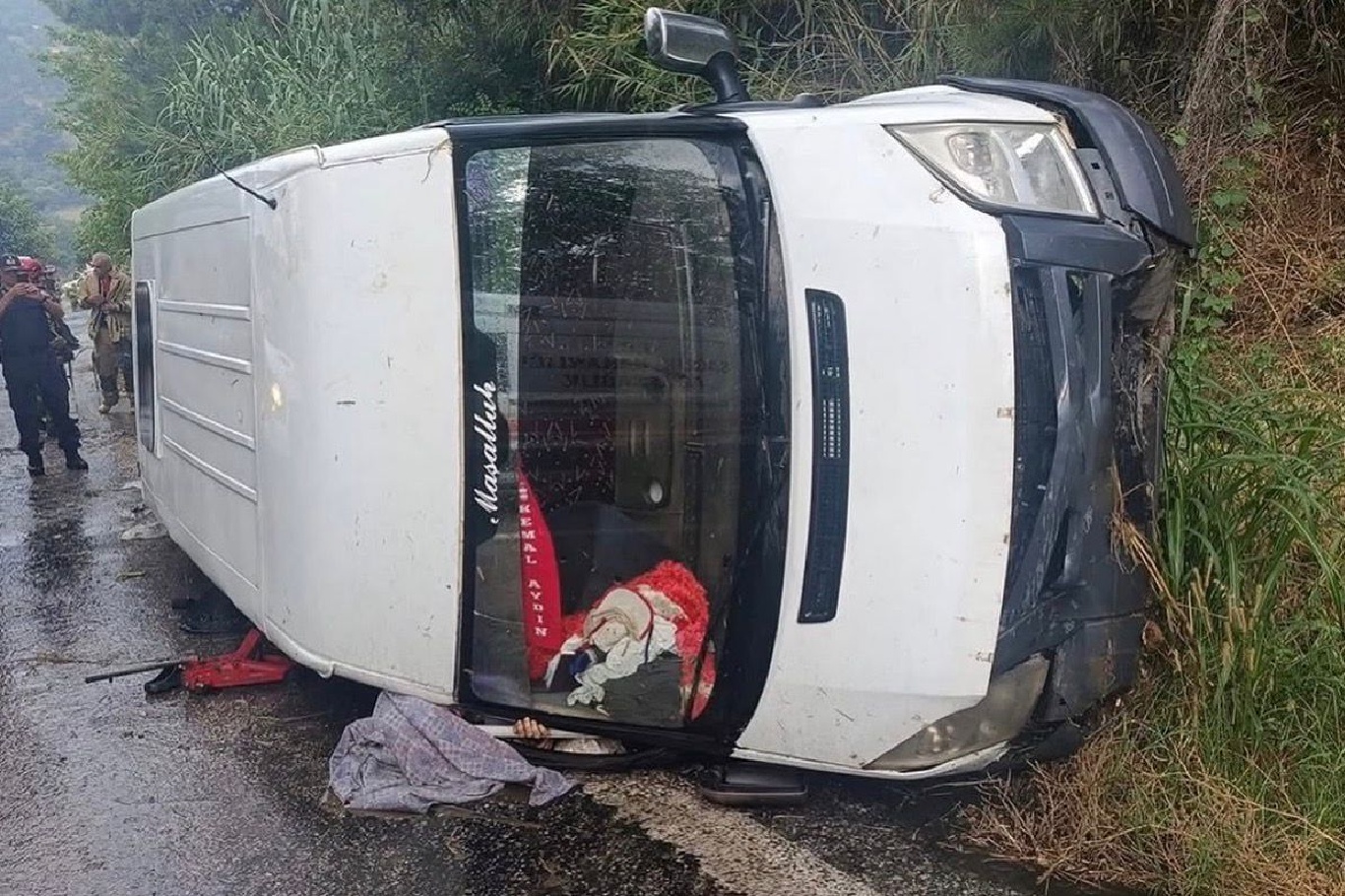 Tarım işçilerini taşıyan servis şarampole devrildi: Bir ölü, 10 yaralı