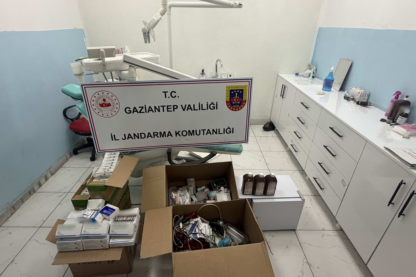 Gaziantep'te ruhsatsız diş kliniğine baskın