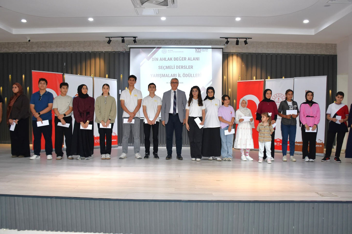 Din, ahlak ve değer yarışmalarında başarılı öğrenciler ödüllendirildi