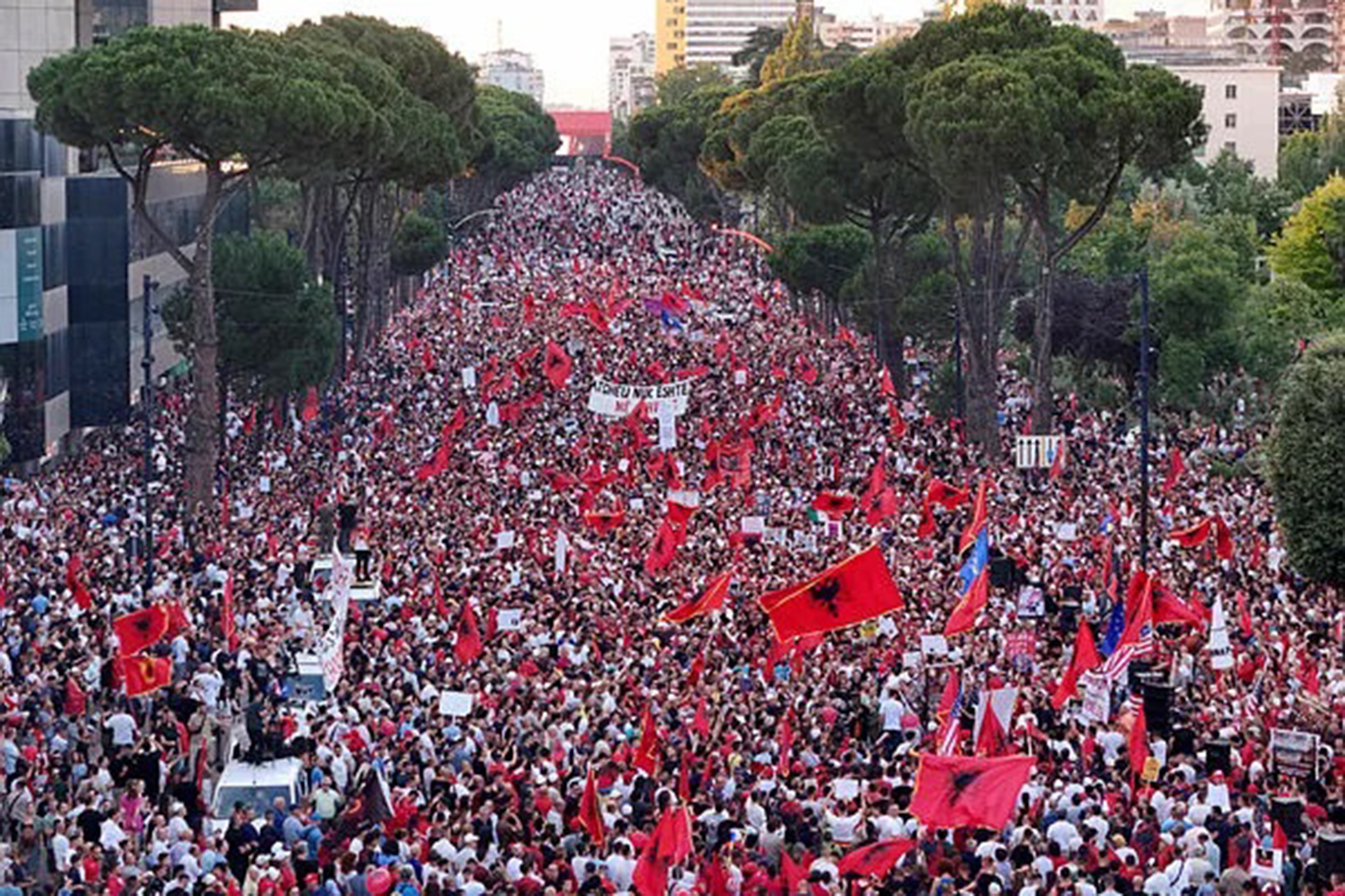Arnavutluk'ta Trump ailesiyle bağlantılı lüks tatil köyü projesine karşı protestolar sürüyor