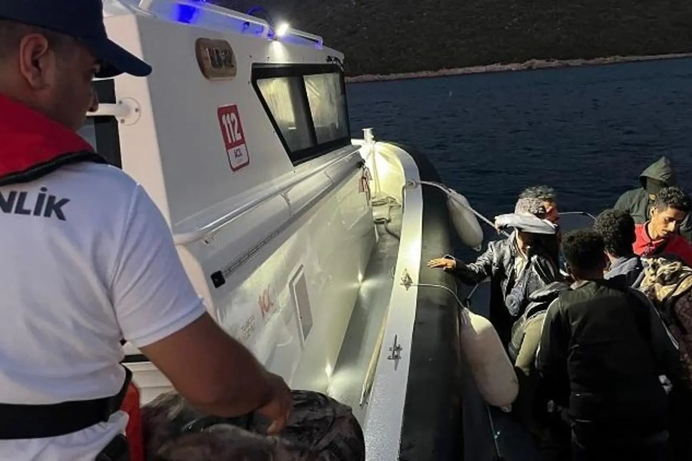 Muğla açıklarında 25 düzensiz göçmen ile 7 kaçakçı yakalandı.