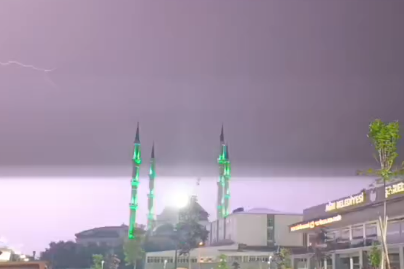 Ağrı'da sağanak etkili oldu: Şimşekler geceyi aydınlattı