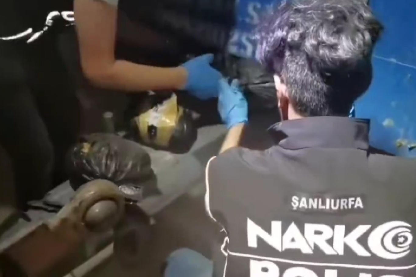 Traktör kasasına gizlenmiş 25 kilogram skunk ele geçirildi