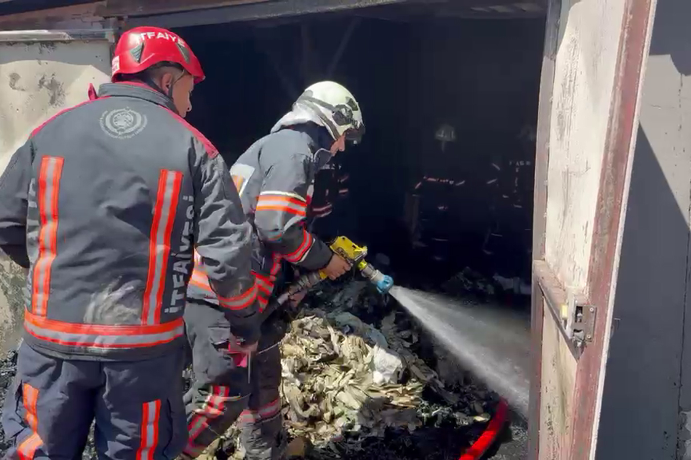 Malatya'da tekstil fabrikasının atık deposunda yangın