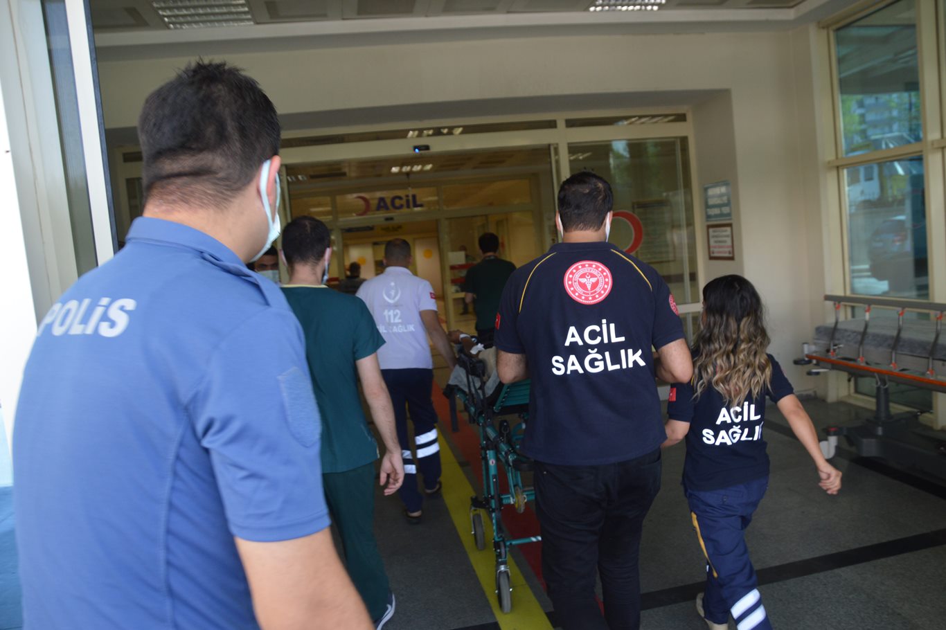 Siirt'te 5 katlı binanın damından düşen kız ağır yaralandı