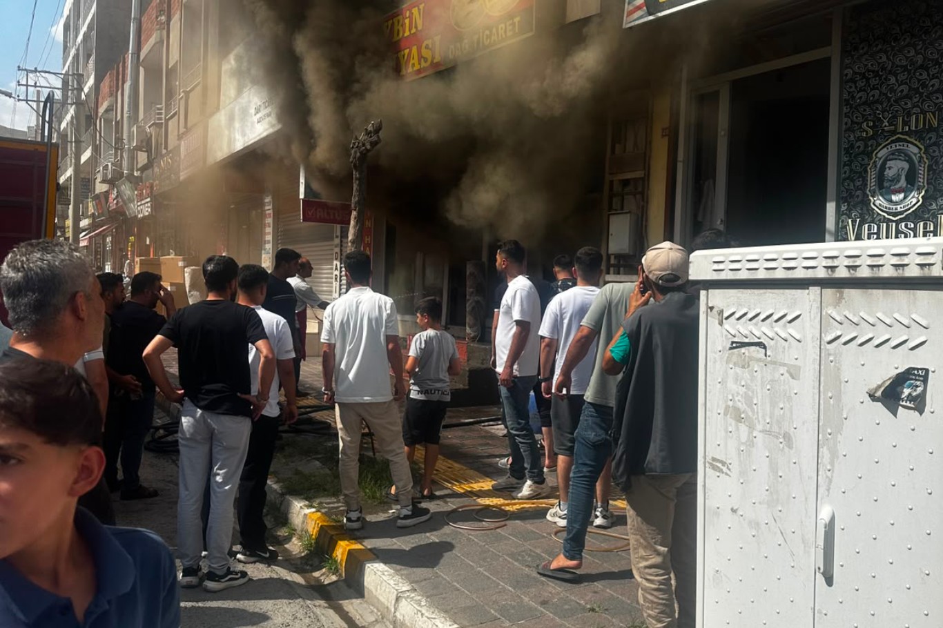 Halı dükkanında çıkan yangın paniğe neden oldu