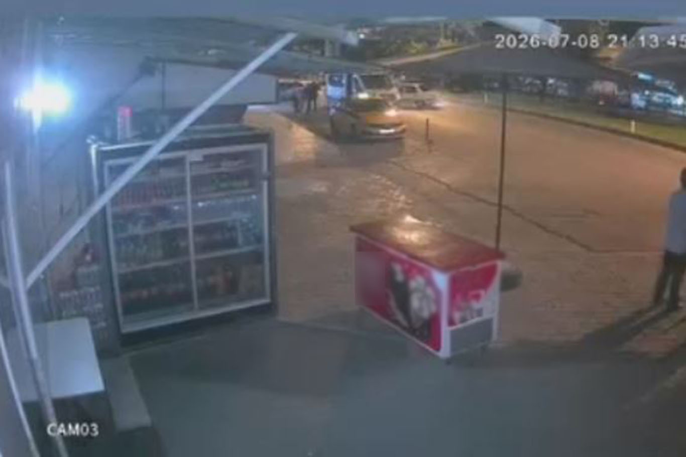 Park halindeki minibüse çarpan sürücü yaralandı