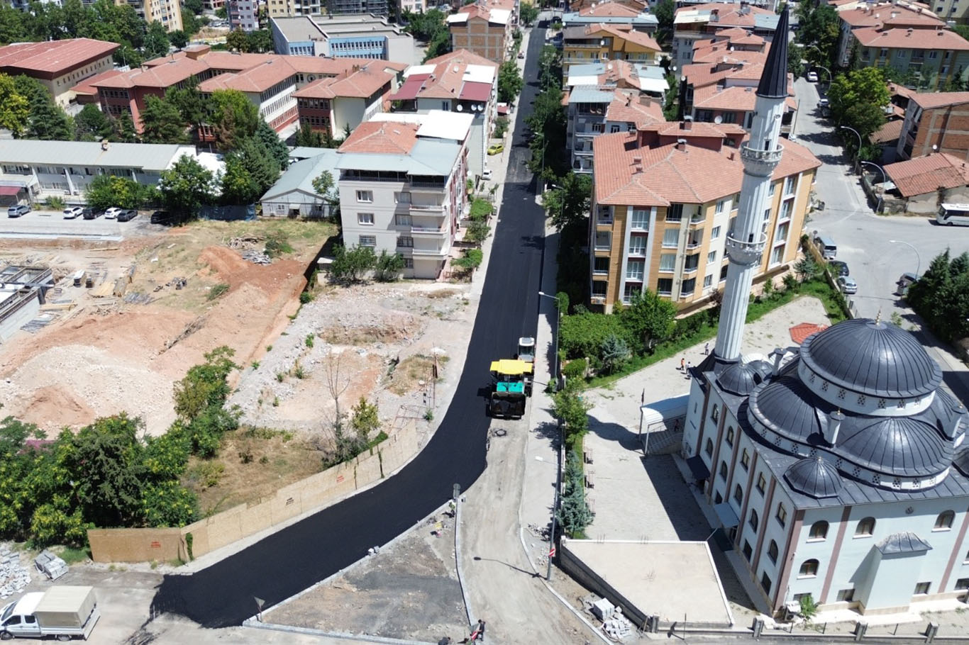 Battalgazi Belediyesi iki mahallede sıcak asfalt serimi yaptı