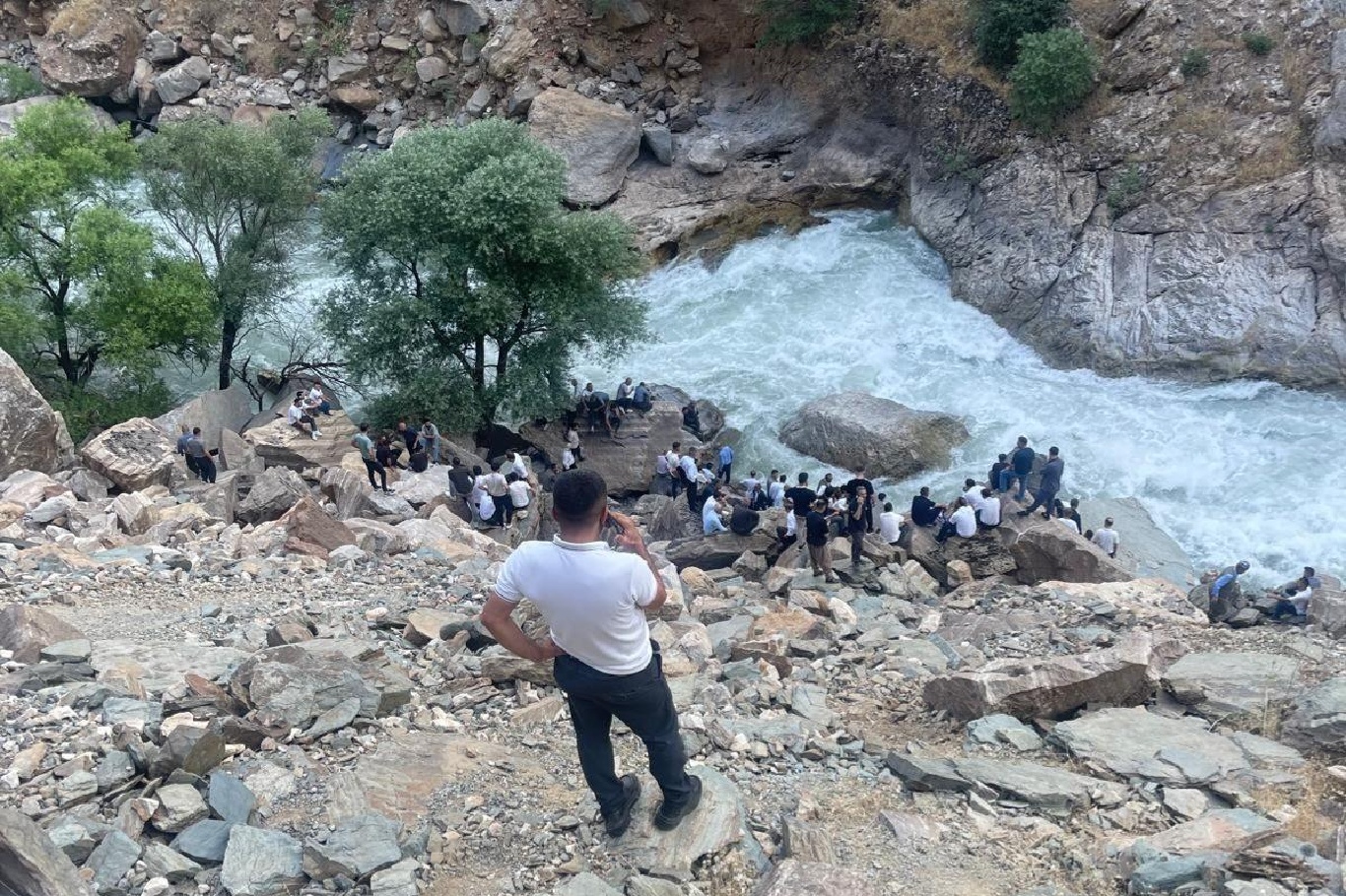 Balık tutarken Habur Çayı'na düşen genç kayboldu