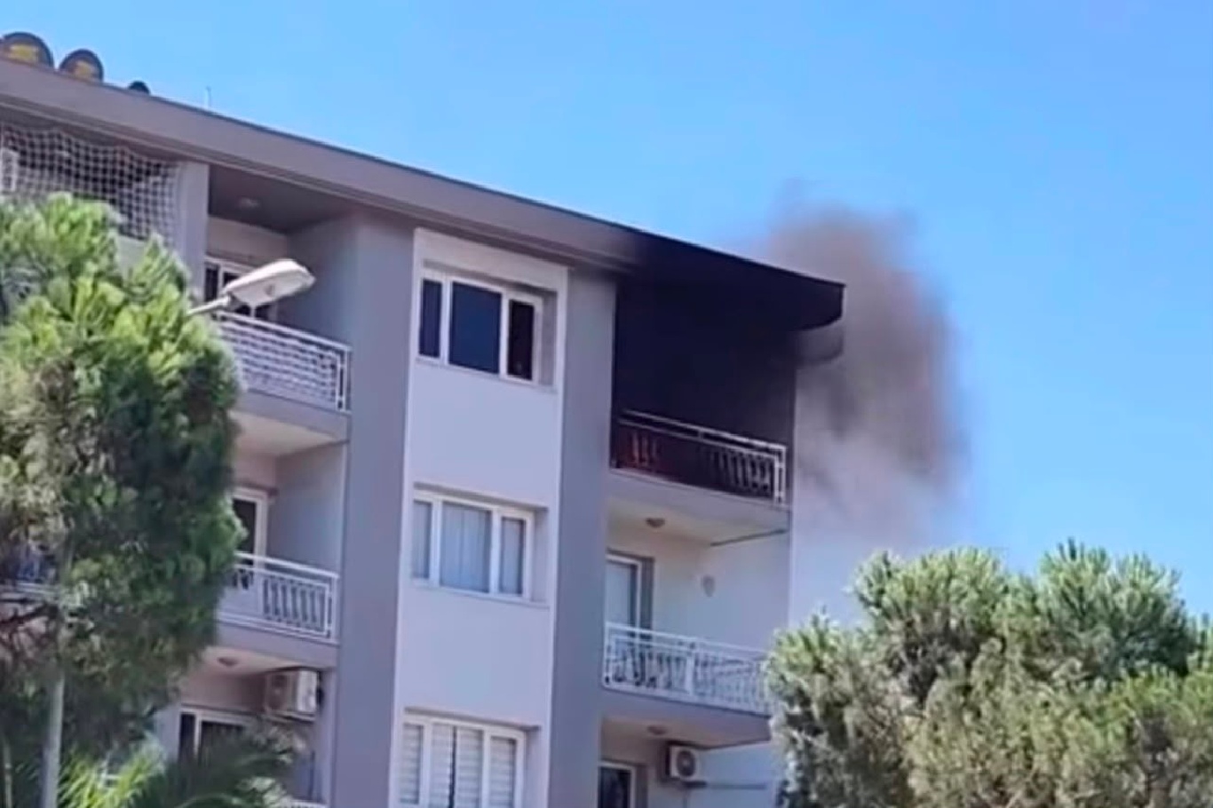 Menderes'te emniyet lojmanlarında yangın