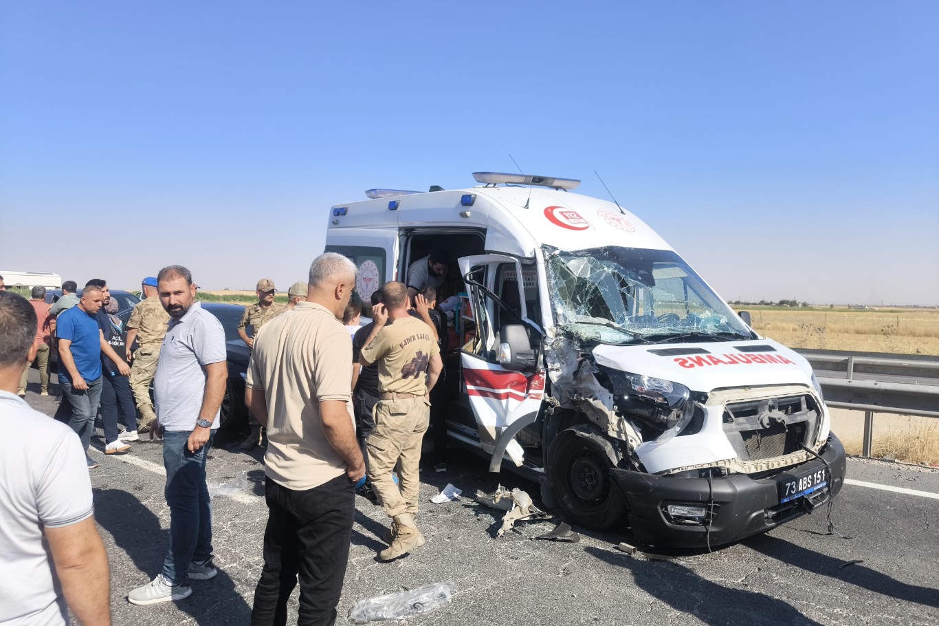 Mardin'de tır ile ambulans çarpıştı: 2'si sağlık personeli 3 yaralı