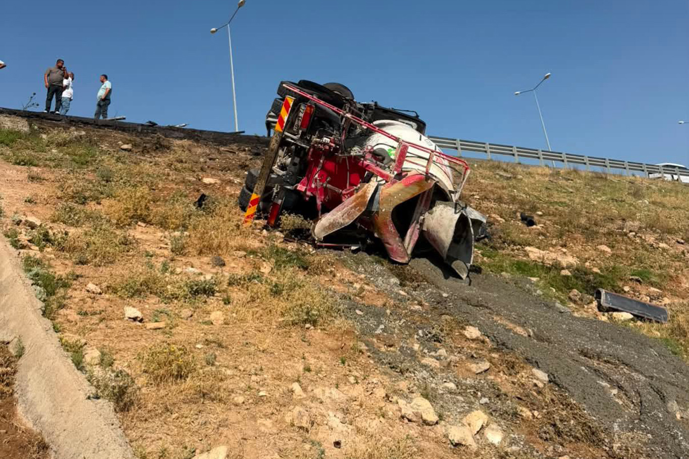 Diyarbakır'da beton mikseri şarampole devrildi: Sürücü atlayarak kurtuldu