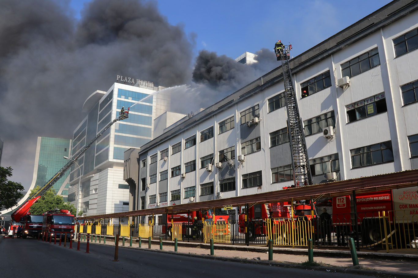 Gaziantep'te Halı Sarayı İş Merkezi'nde yangın