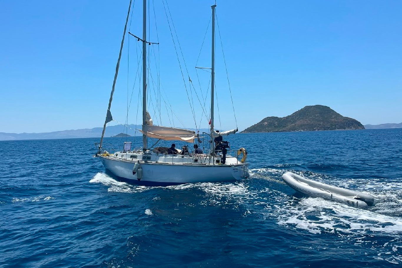 Muğla'da 35 düzensiz göçmen ile 2 göçmen kaçakçılığı şüphelisi yakalandı
