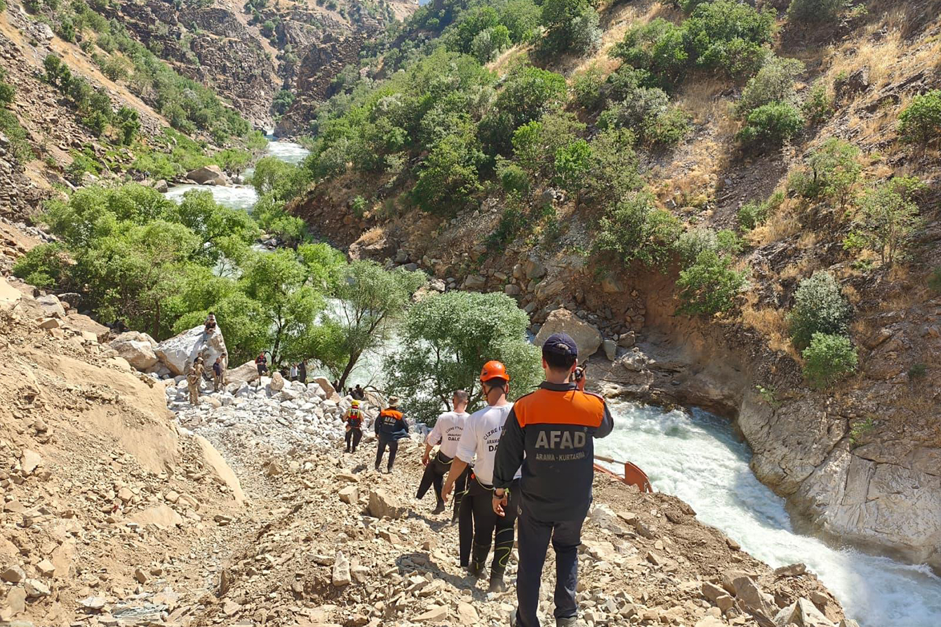 Beytüşşebap'ta suya düşerek kaybolan genci arama çalışmaları 3'üncü gününde sürüyor
