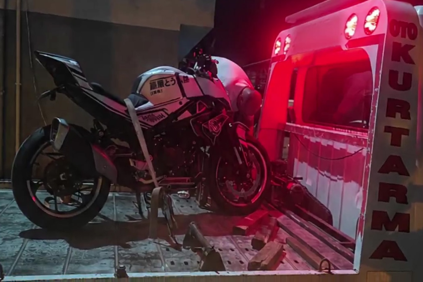 TAG Otoyolu'nda tehlikeli motosiklet kullanan sürücüye ceza
