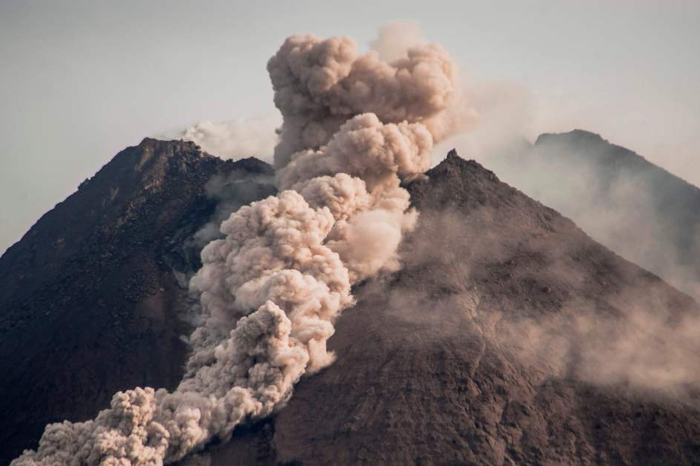 Merapi Yanardağı lav ve kül püskürttü