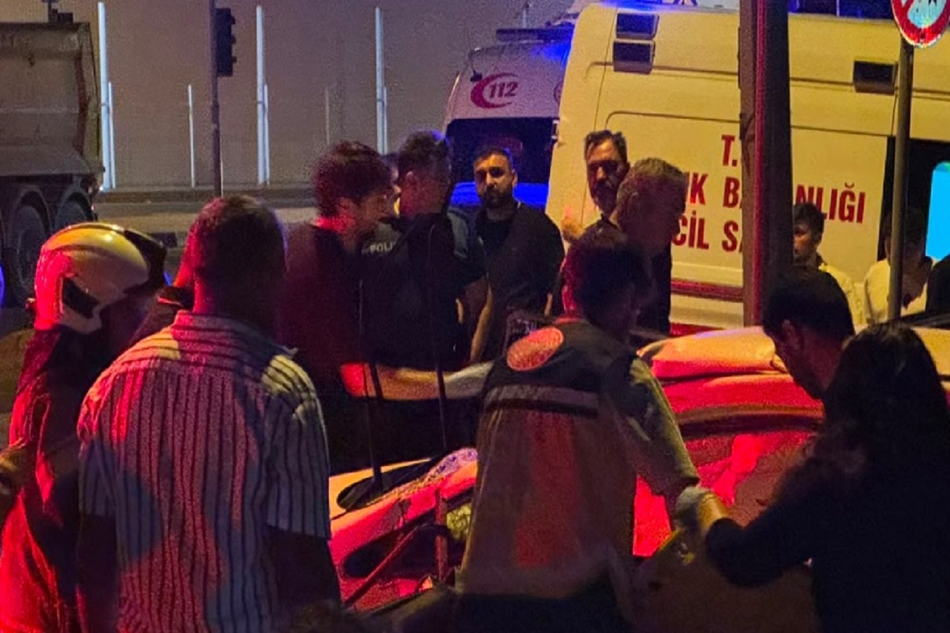 İstanbul’da hafriyat kamyonu ile otomobil çarpıştı: 4 yaralı