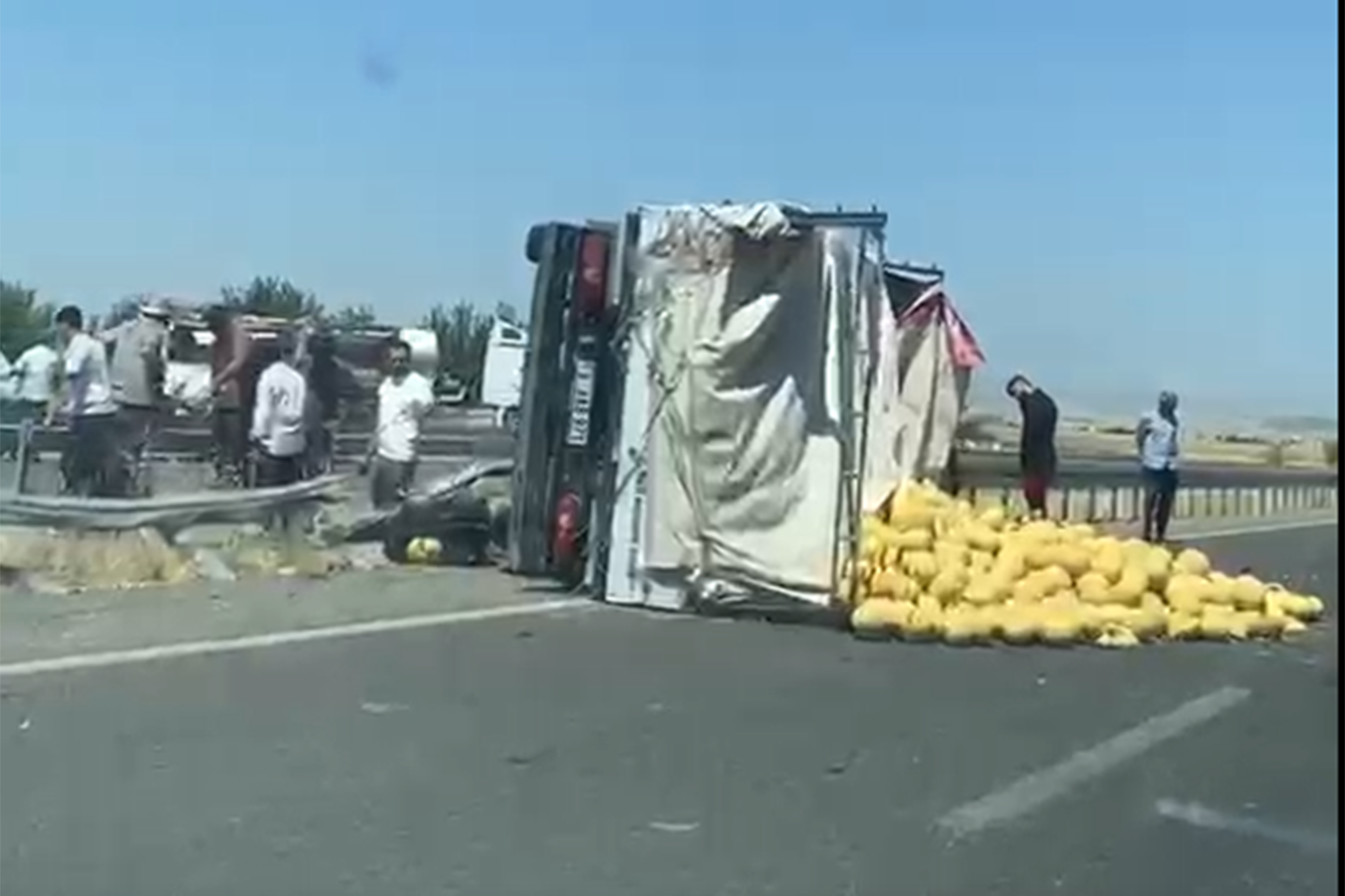 Diyarbakır-Ergani kara yolunda kavun yüklü kamyon devrildi