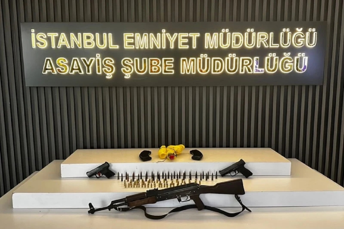 İstanbul'da durdurulan motosikletten el yapımı bomba ve AK-47 çıktı: 7 gözaltı