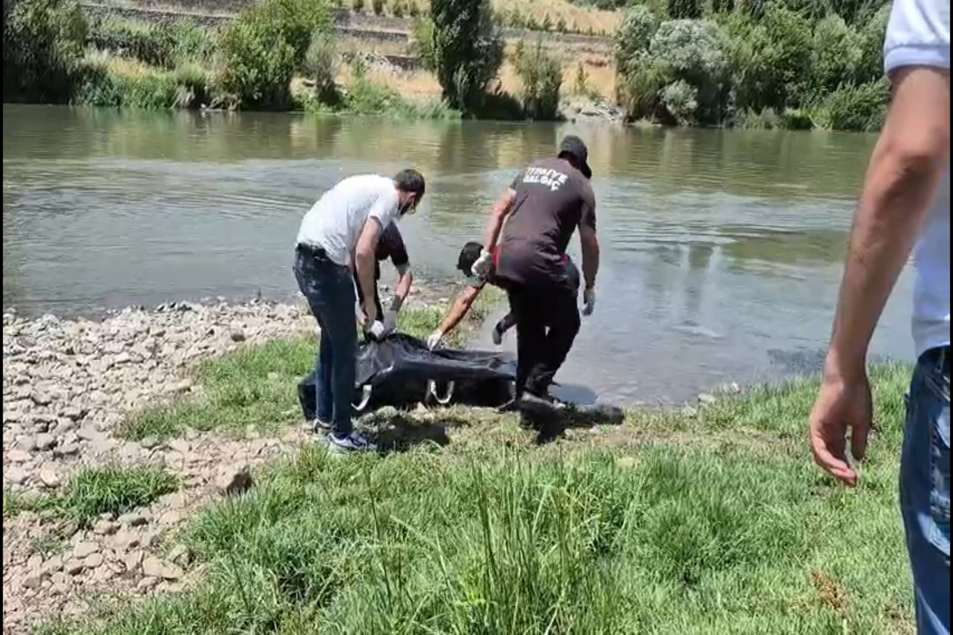 Dicle Nehri'nde erkek cesedi bulundu