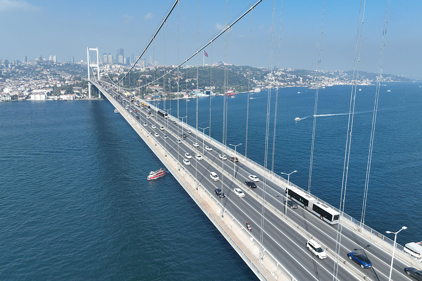 İstanbul'da ulaşım düzenlemesi: 15 Temmuz Şehitler Köprüsü kapatıldı, raylı sistemler ücretsiz