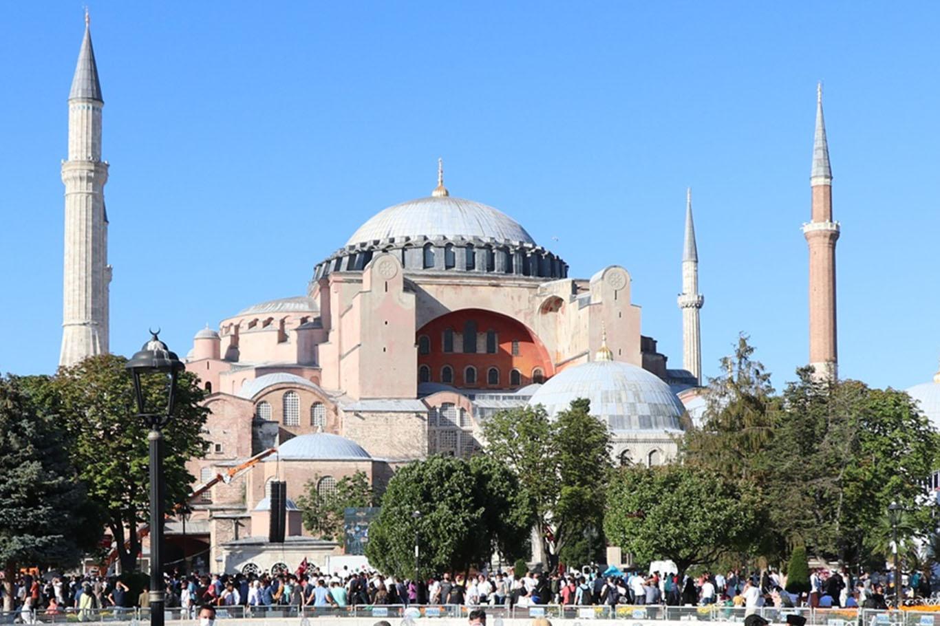 Ayasofya Camii'nde İncil okuyan Rus turistler gözaltına alındı