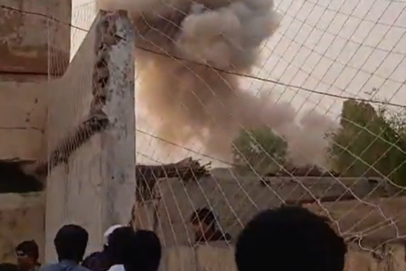 Pakistan'da bombalı araçla saldırı: 5 polis yaralandı