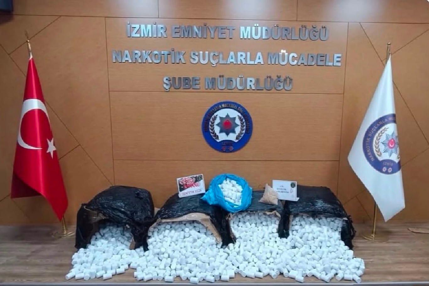 İzmir'de uyuşturucu operasyonu: 3 şüpheli tutuklandı