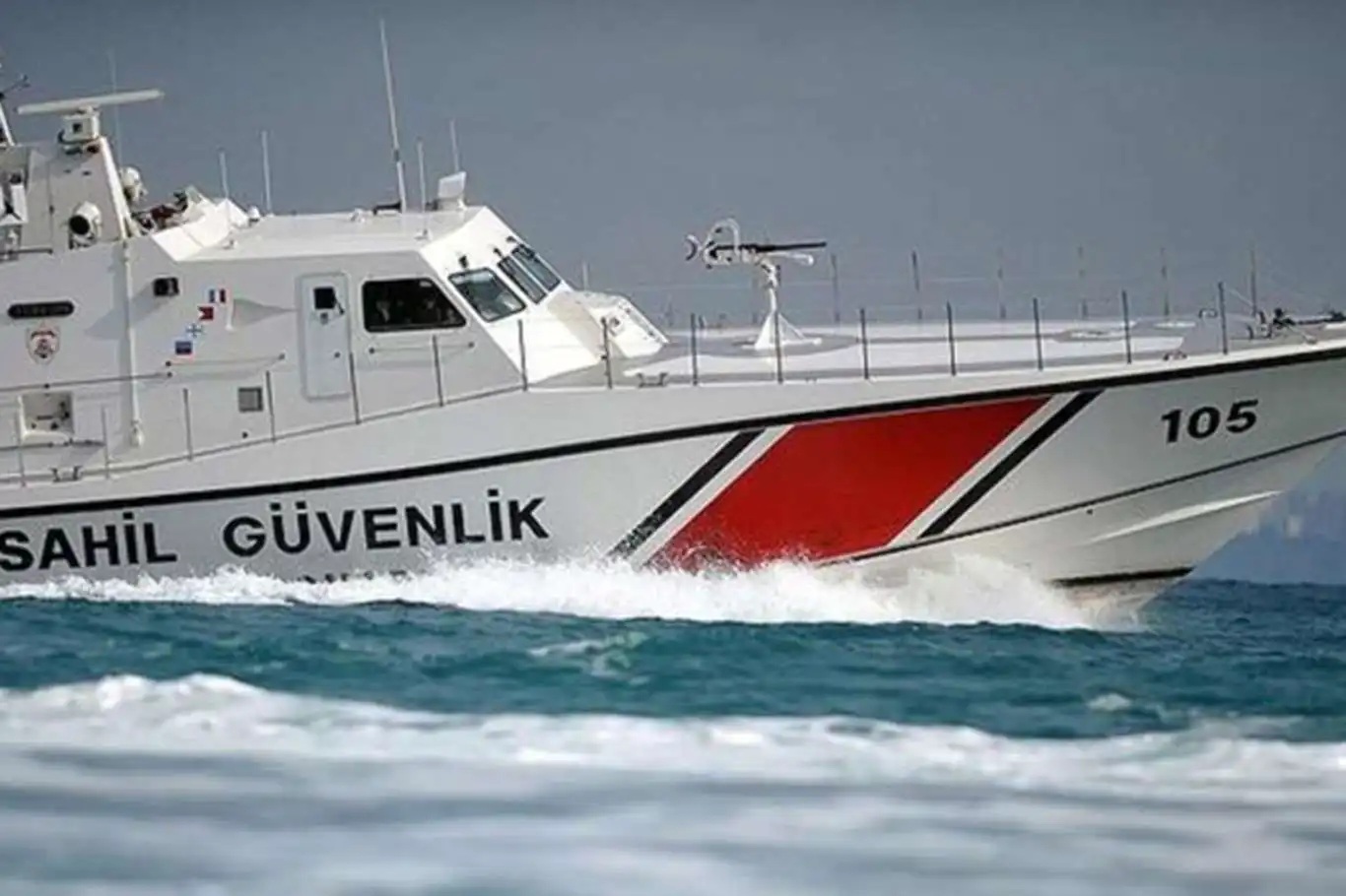 İstanbul'da makine arızası nedeniyle sürüklenen bottaki 5 kişi kurtarıldı
