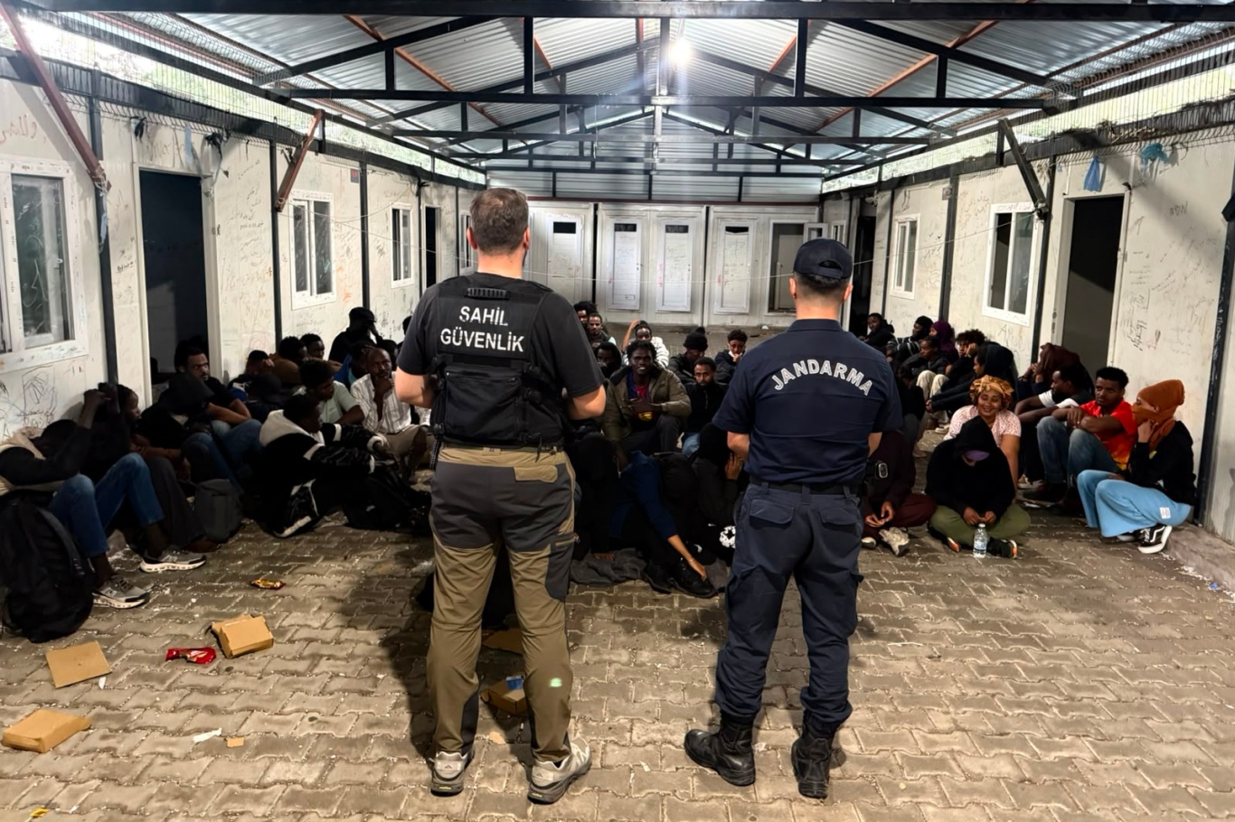 İzmir'de 62 düzensiz göçmen ile 2 göçmen kaçakçılığı şüphelisi yakalandı