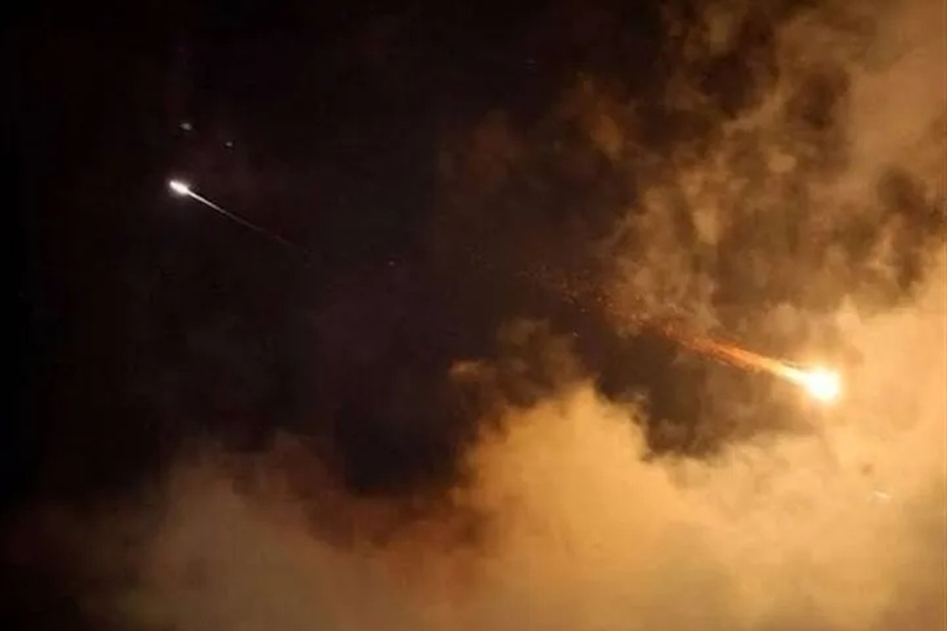 İran, ABD’nin Umman'daki radar sistemlerini vurdu