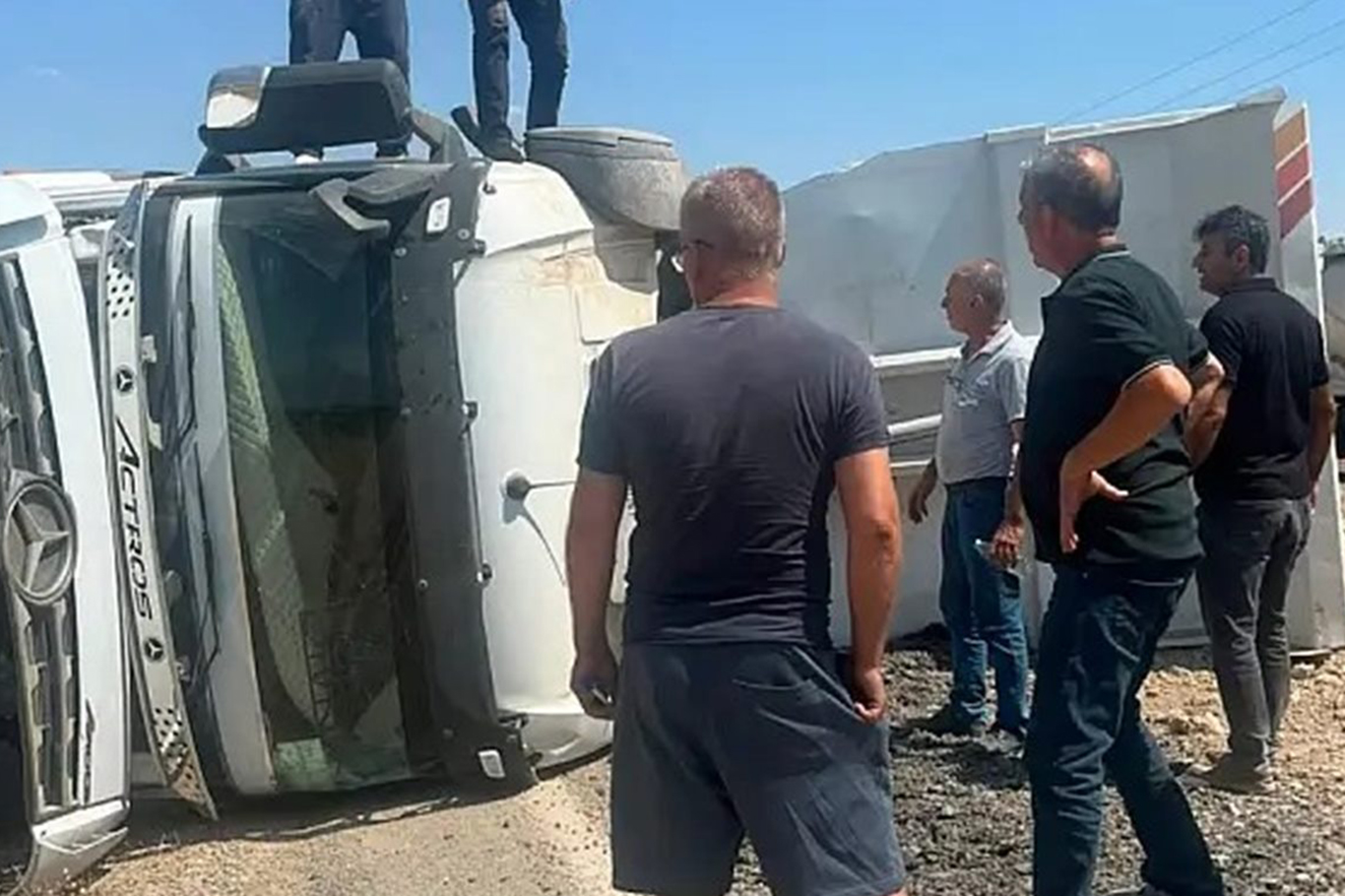 Siirt'te hafriyat yüklü kamyon devrildi: Sürücü yaralandı
