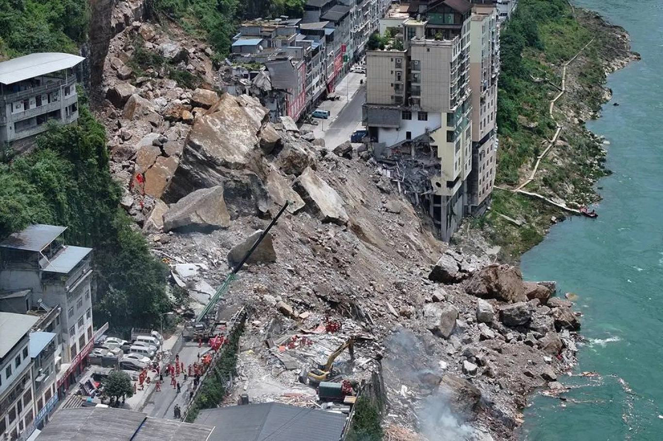 Çin'de heyelan: 8 kişi hayatını kaybetti, kayıp 34 kişi aranıyor